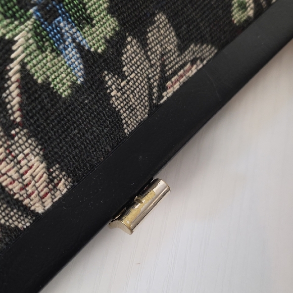 Vintage 60S Floral Tapestry Handbag with black Trim & Gold Frame – Elegant bag - Picture 9 of 10